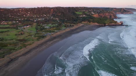 Meereswellen-Plätschern-An-Das-Sandufer-Des-Muriwai-Beach,-Region-Auckland-Auf-Der-Nordinsel-Neuseelands---Luftaufnahme