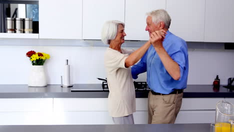 Pareja-Bailando-El-Vals-Juntos-En-La-Cocina