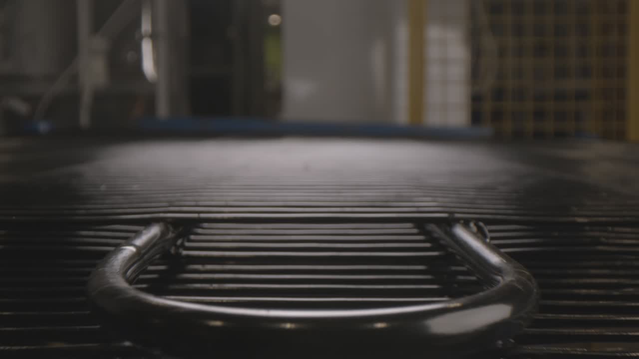 пустые конвейерные ленты перемещаются в полутемной мастерской завода