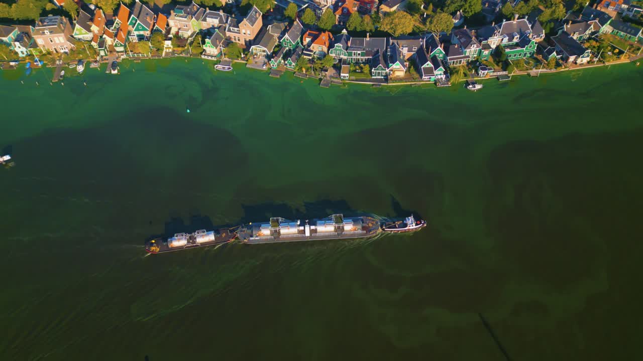 강 위에서 촬영된 드론