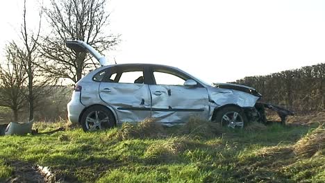 Wrack-Eines-Silberfarbenen-Autos-Nach-Einem-Verkehrsunfall-Auf-Der-Oakham-Road-Im-Dorf-Withcote-In-Der-Englischen-Grafschaft-Leicestershire-Im-Vereinigten-Königreich