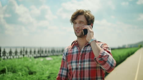 hombre haciendo una llamada telefónica al aire libre