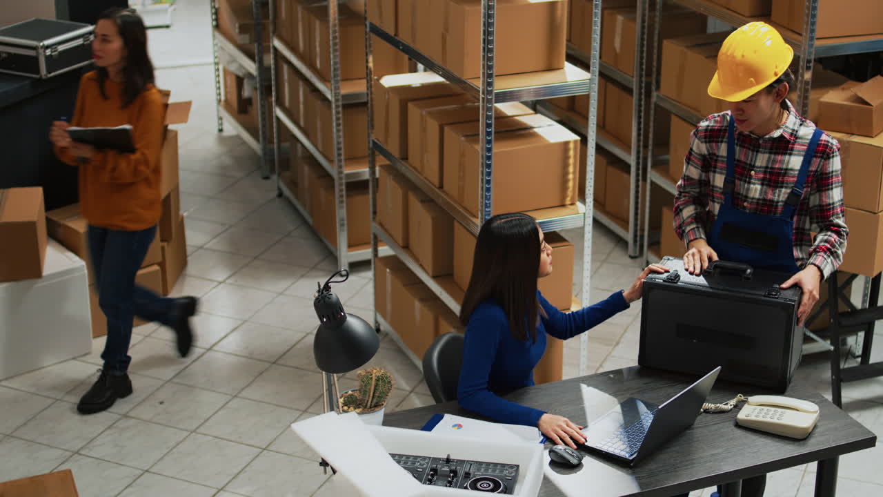 Operai di magazzino che movimentano scatole e inventario