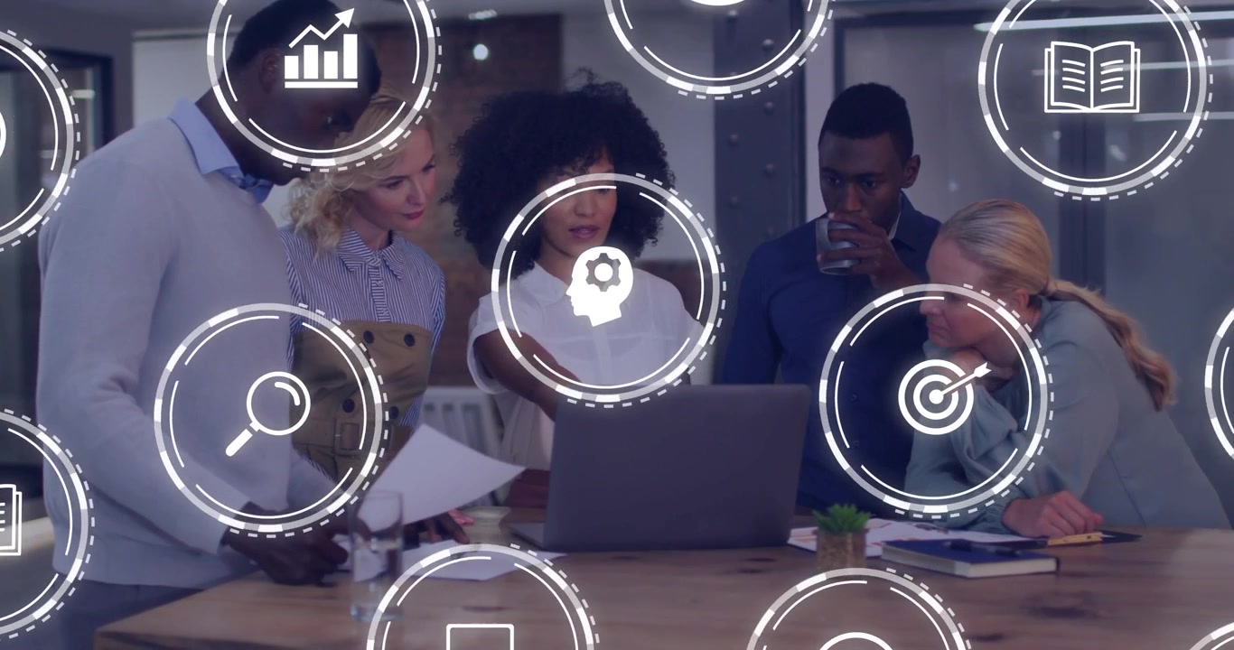Responsabile che gesticola al laptop, team che esamina documenti per il business plan, icone fluttuanti che oscurano i dettagli.