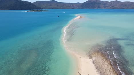 langford island long spit con olas oceánicas durante el día en verano - lugar turístico en las islas whitsunday en qld, australia
