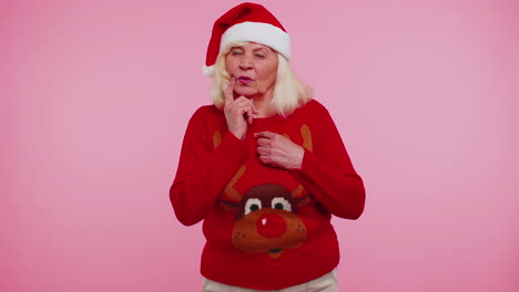 la abuela en suéter de navidad hace un gesto levanta el dedo se le ocurrió un plan creativo buena idea