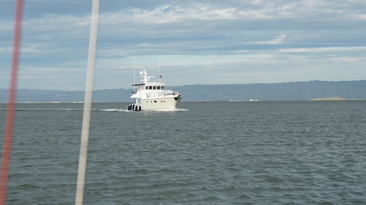 Uno yacht nella Baia di San Francisco vicino alla Marina di Redwood City