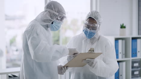 dos médicos con máscaras faciales se preparan para la viruela del mono