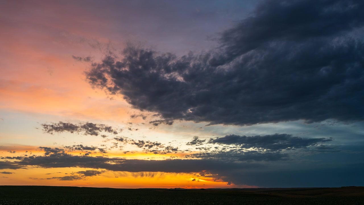 Sturmwolken zur goldenen Stunde lichten sich nach dem Regen mit lebhaftem Sonnenuntergangshimmel.