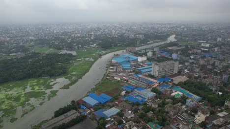 Zona-Industrial-Junto-Al-Río-Rodeada-De-Ciudad