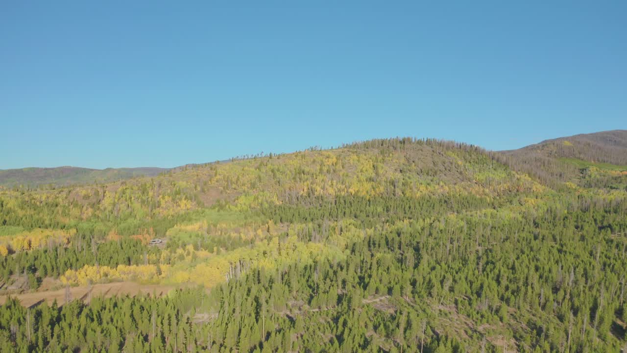 가을 색이 막 시작되는 그랜드 레이크 콜로라도의 그림자 산 호수에서 이른 아침 항공 영상
