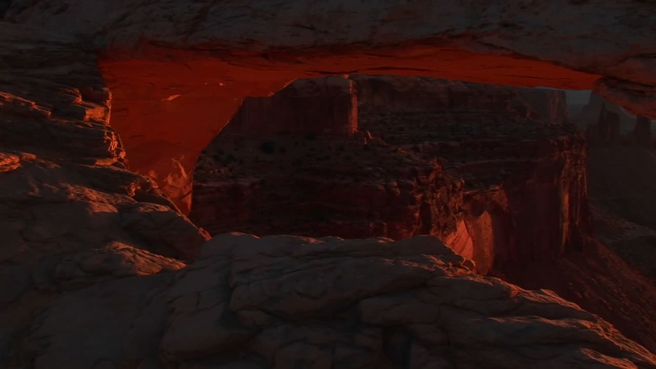 캐년랜드 국립공원 내부의 먼 산들을 드러내고 프레임을 만드는 메사 아치의 팬다운