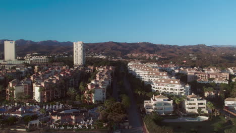 antena moviéndose hacia atrás desde los apartamentos de la costa hasta el mar mediterráneo cerca de marbella, españa