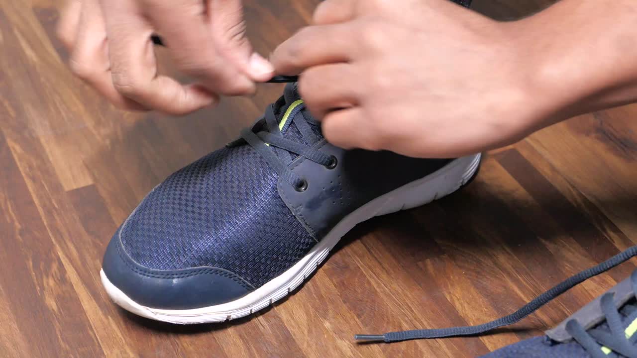 Persona che allaccia i lacci delle scarpe
