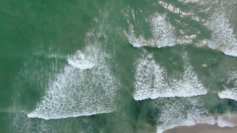 Enormes-Olas-Espumosas-De-Una-Playa-Turquesa-En-Un-Complejo-Vacacional-Tropical