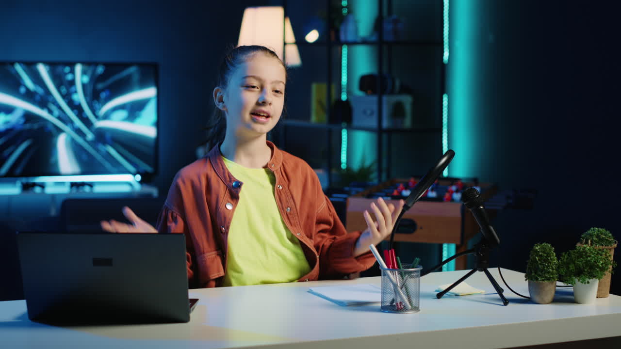Bambino carino che intrattiene i follower, creando contenuti in un appartamento illuminato al neon