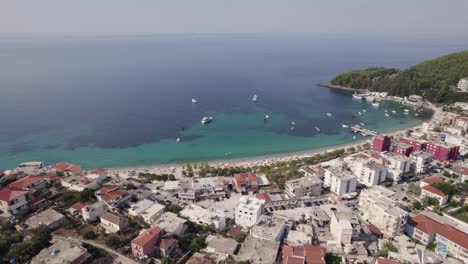 Vista-De-Drones-De-La-Hermosa-Y-Tranquila-Ciudad-Costera-De-Himare,-Albania,-Con-Una-Vista-Impresionante-Del-Mar-Jónico