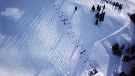 Vista-Aérea-De-Una-Pista-De-Esquí-En-Una-Estación-De-Esquí-En-Los-Alpes-Tiroleses-En-Austria