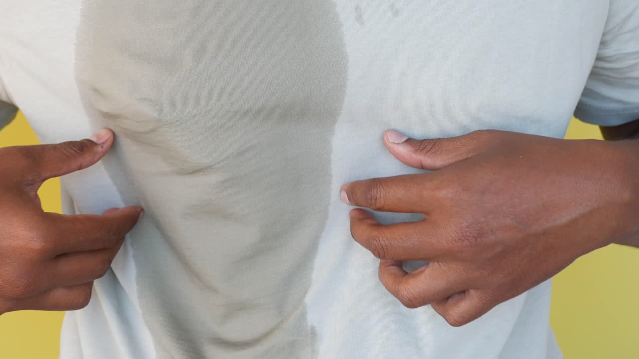 hombre con una camisa mojada por el sudor