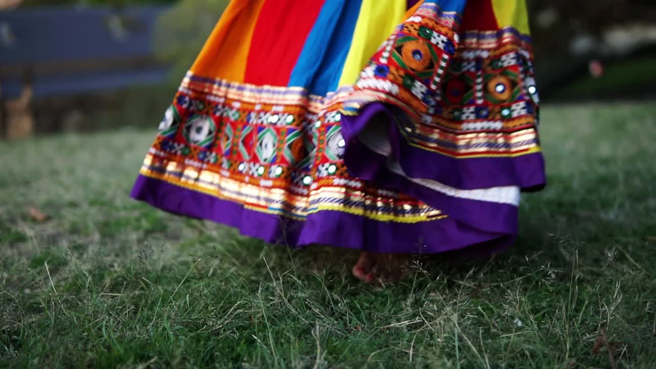 una mujer recogiendo palos de dandiya para la danza garba gujarati en el jardín de sydney australia