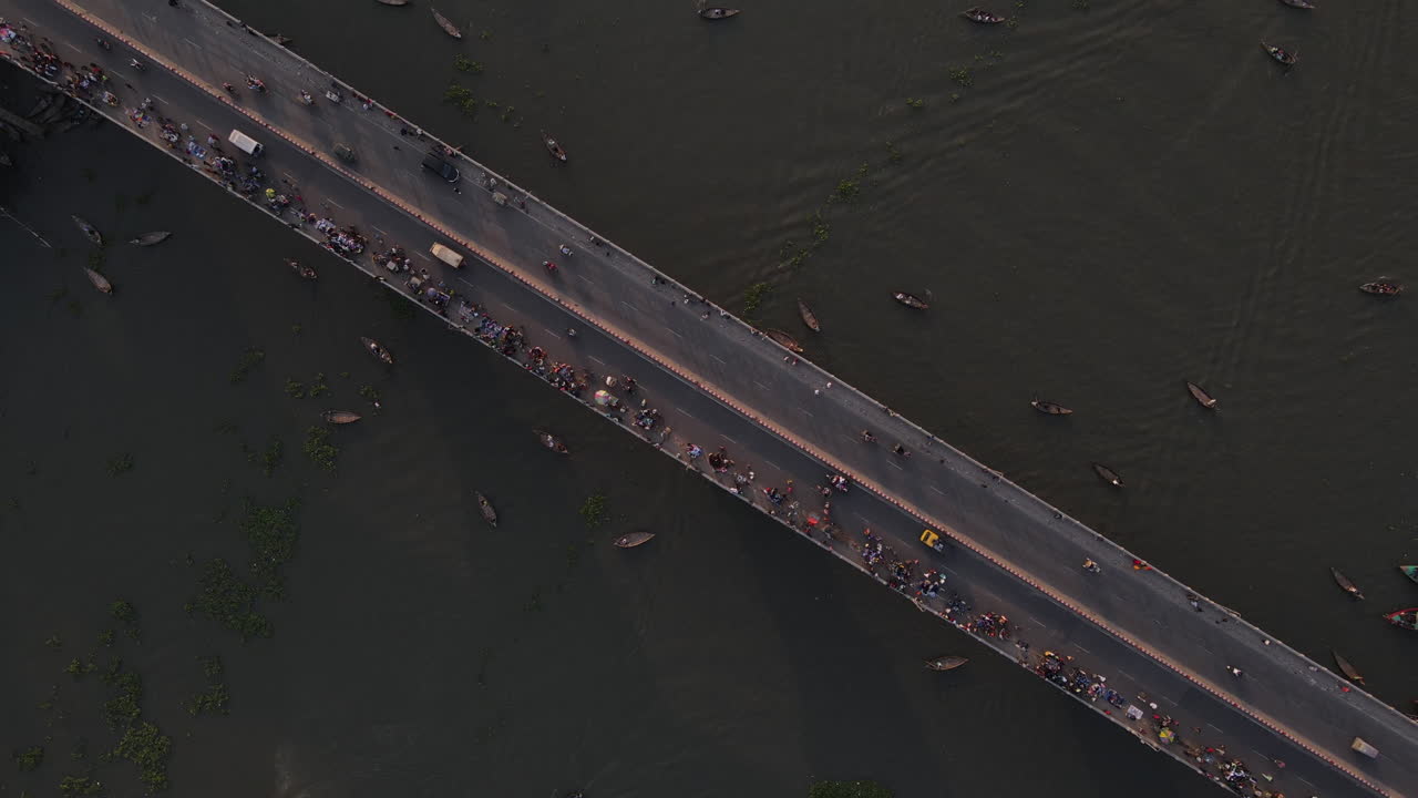 그리고 사람들이 다리에서 강을 건너고 있는 차들