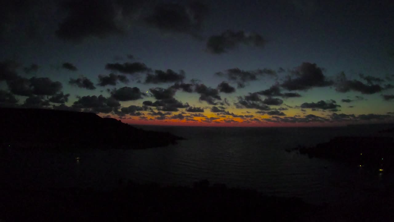 espectacular atardecer en la costa del mar