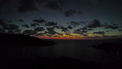 espectacular atardecer en la costa del mar