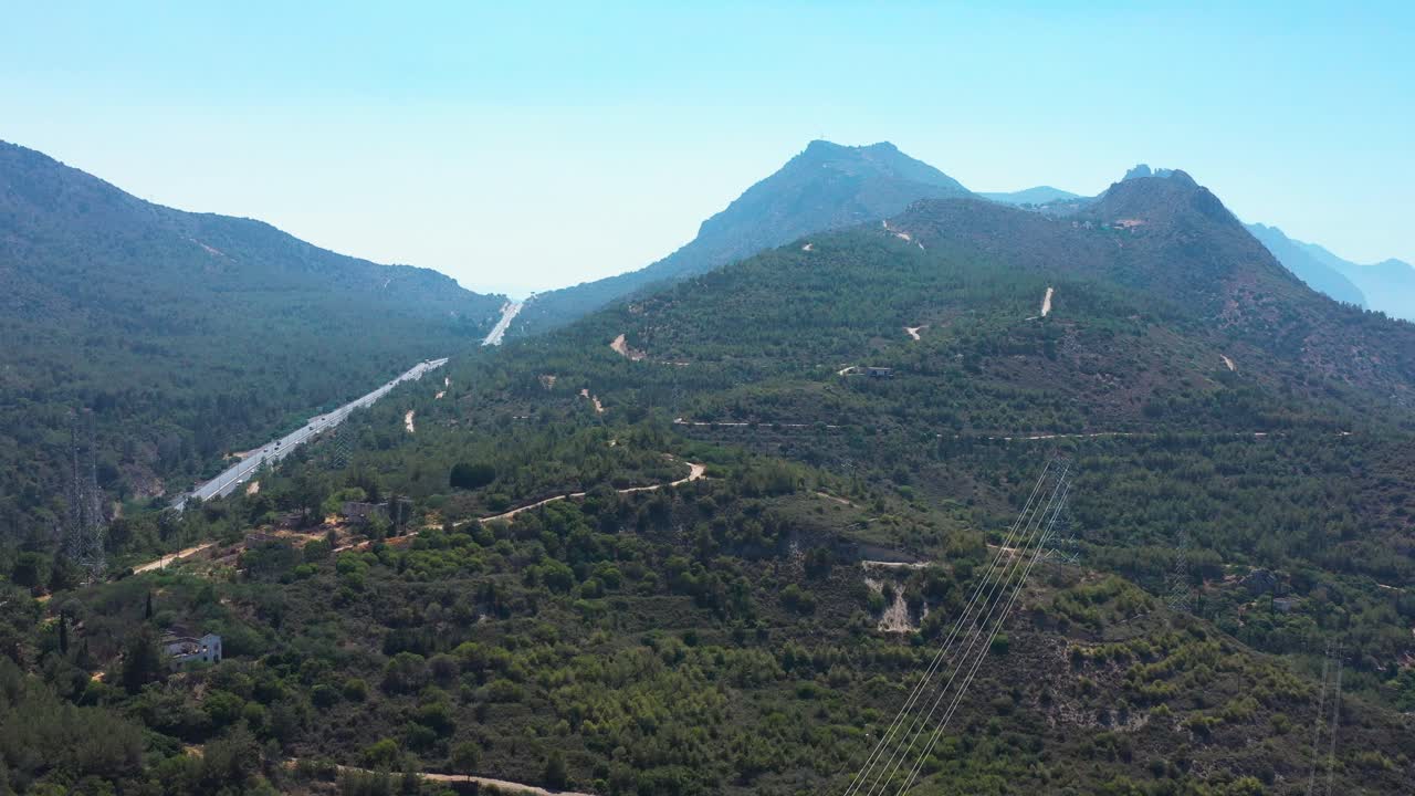 키프로스 니코시아 쪽으로 산을 가로지르는 고속도로에서 이동하는 자동차