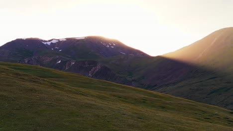 Sonnenlicht-Bricht-über-Den-Rocky-Mountains,-Zentral-Colorado,-Schwenk-Nach-Rechts