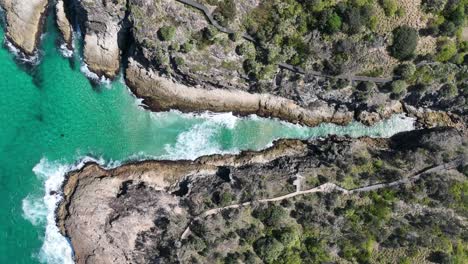 Toma-Estática-De-Arriba-Hacia-Abajo-Con-Drones-De-Las-Islas-Stradbroke,-Mirador-Del-Desfiladero-Norte