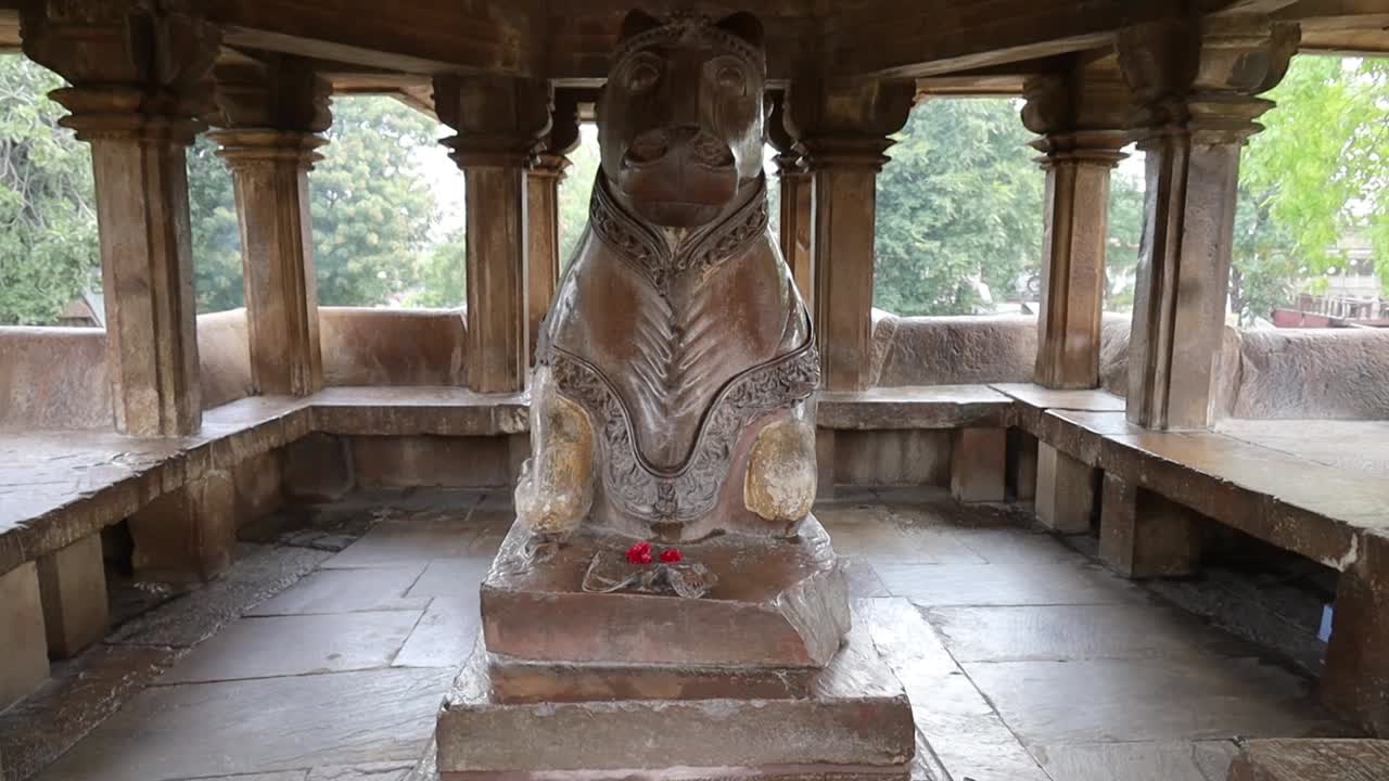 비슈와나트 사원의 난디 신전, 서부 사원군, 카주라호