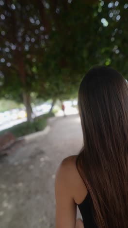 una mujer en un parque.