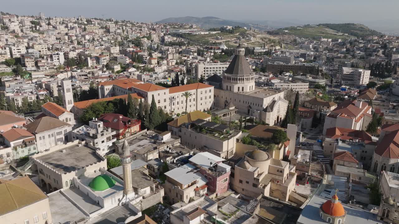 mezquitas e iglesias en la ciudad vieja de nazaret, israel: órbita aérea baja
