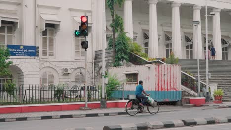 Radfahrer-Vor-Dem-Gebäude-Der-Asiatischen-Bibliothek-In-Mumbai,-Indien