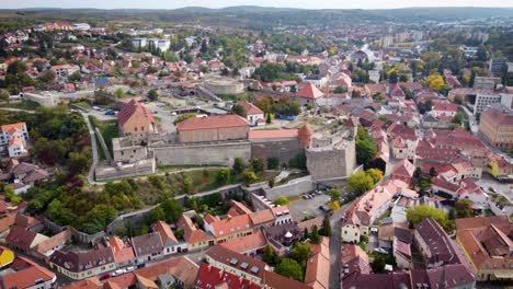 Ciudad-De-Eger-Con-Rueda-De-Observación-De-Súplicas-Y-Castillo-En-La-Cima-De-La-Colina