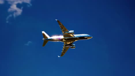 avión en el cielo