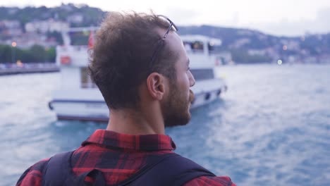turista observando la ciudad desde el ferry.