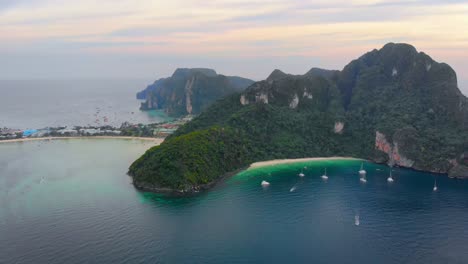 vista aérea de pequeñas islas con colinas y selva rodeadas de playas paradisíacas en phuket al atardecer
