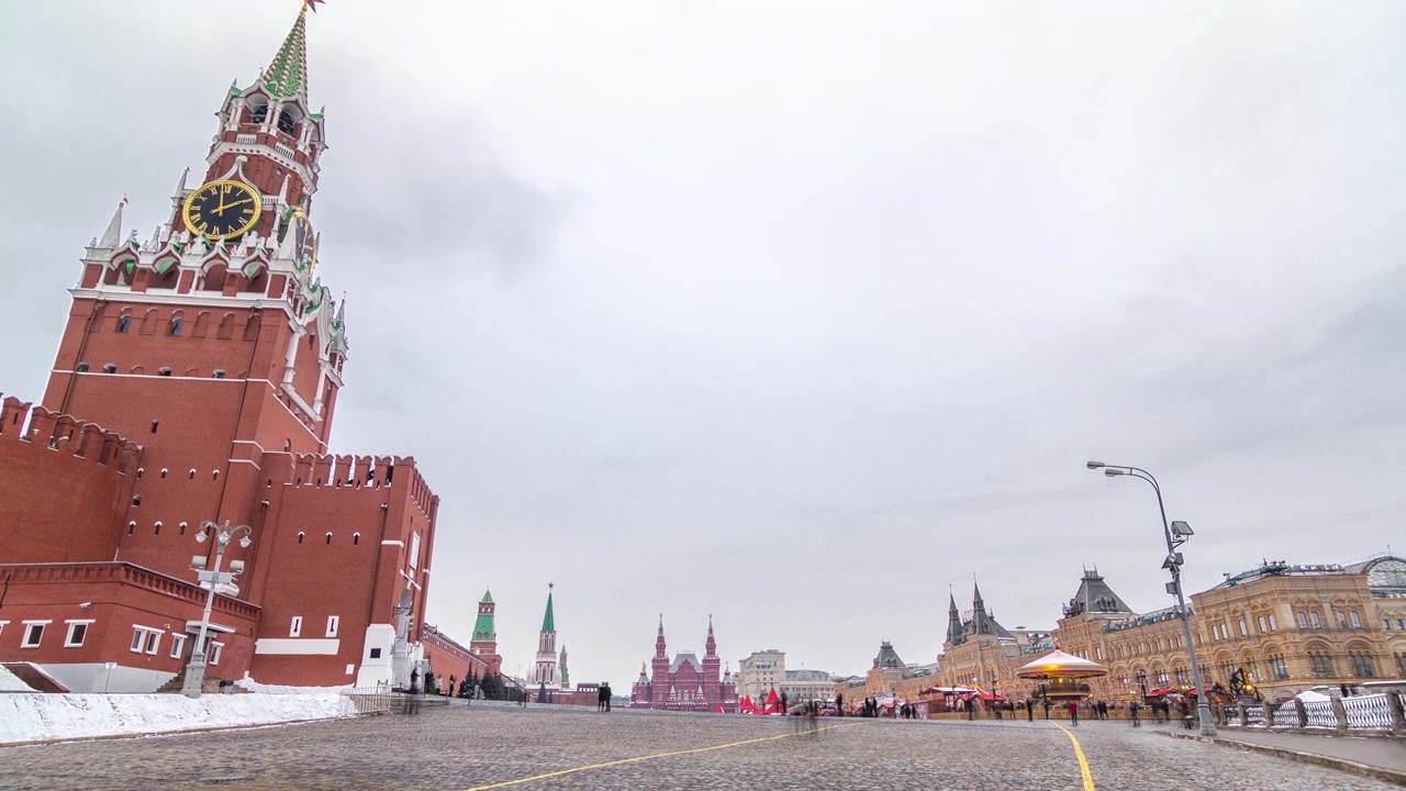 Rusia, Moscú, timelapse de la Plaza Roja. Torre Spasskaya y Centro Comercial GUM al fondo. Día invernal nublado. Vista de la Plaza Roja desde la Catedral de San Basilio
