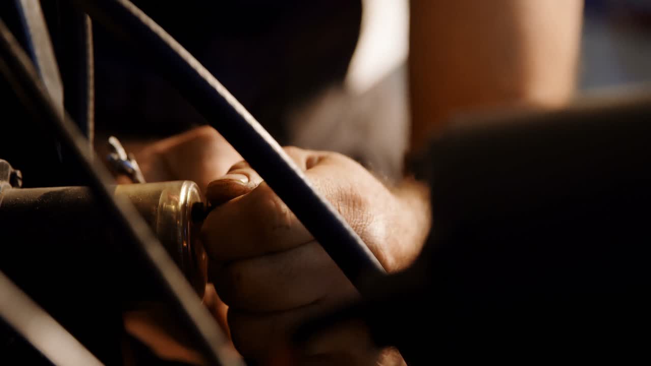 차고에서 차를 수리하는 남성 메카닉 4k