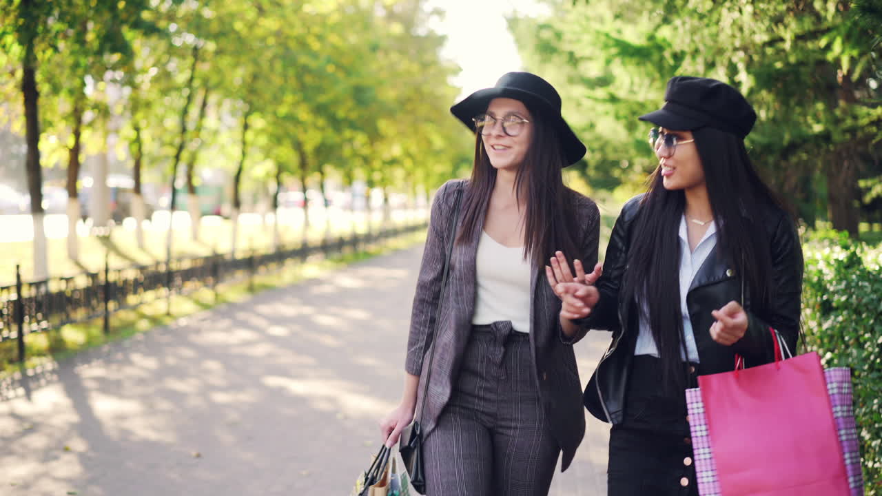 두 명의 여성이 쇼핑을 하고 있습니다.