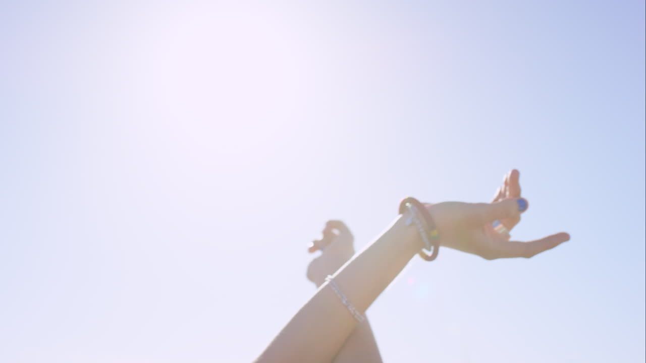 ⁇ 어놓은 팔로 도로 여행을 하는 컨버터블 빈티지 자동차를 타고 즐기는 아름다운 여자