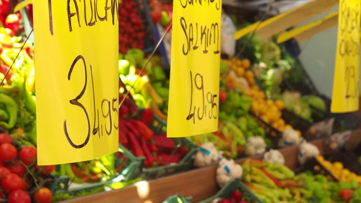 Verdura fresca al mercato con cartellini dei prezzi