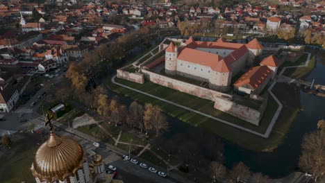 在羅馬尼亞的făgăraș的正統教堂和城堡上空的全景無人機飛行 cetatea făgărașulu - 羅馬尼亞的fagaras是特蘭西瓦尼亞歷史地區的旅遊城市