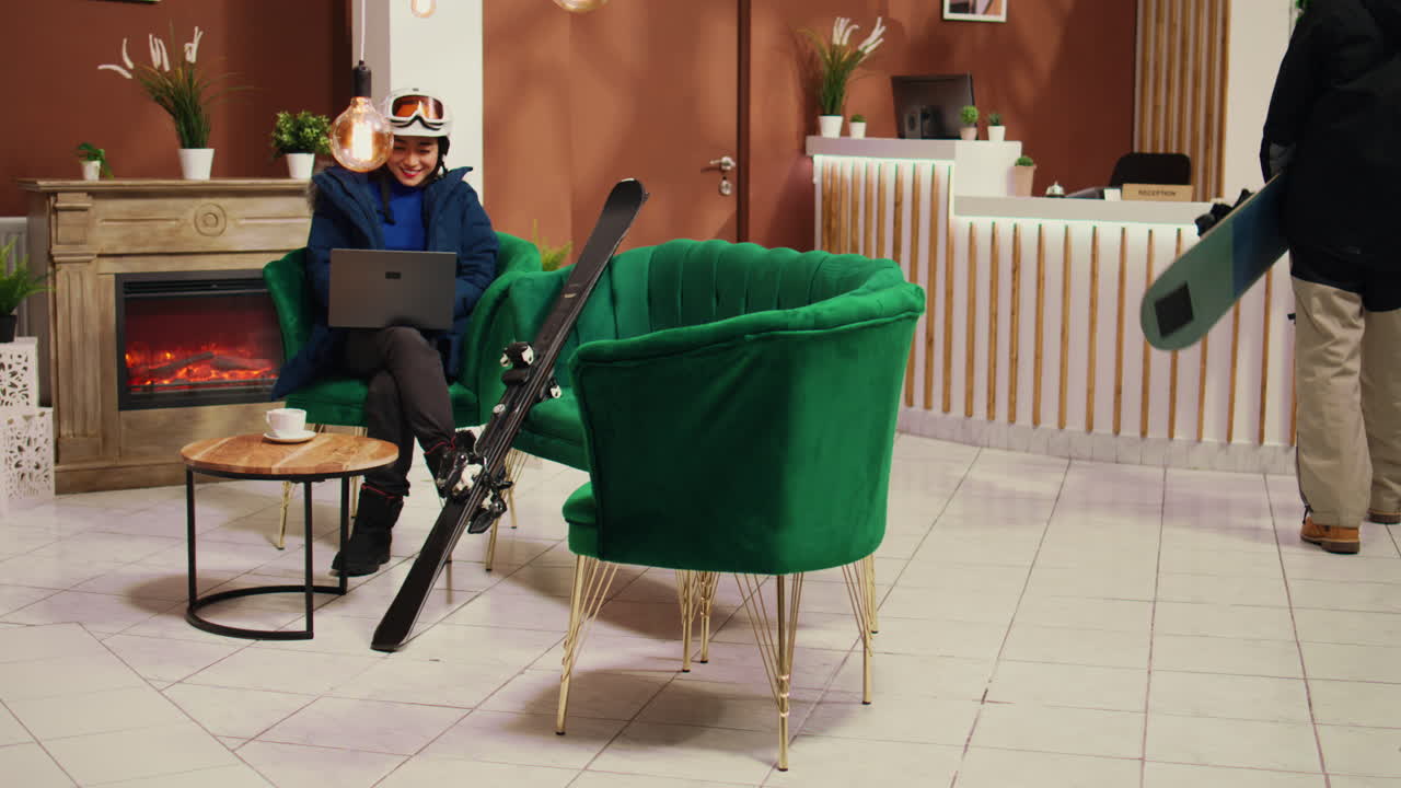 로비에서 노트북 작업을 하는 아시아 사람