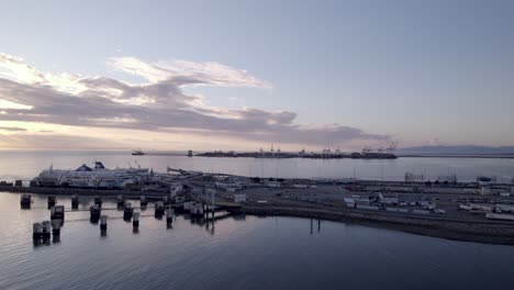 vista aérea de las principales instalaciones de transporte de la terminal de transbordadores de tsawwassen y el sistema de transbordados de bc