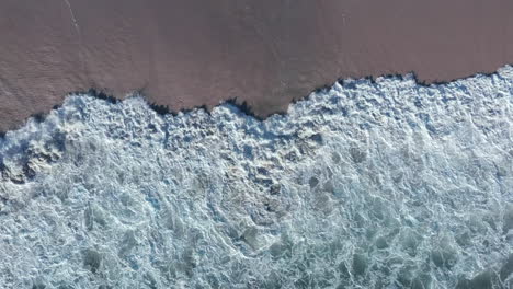 Vista-Superior-De-Romper-Olas-Espumosas-En-La-Playa-De-Blouberg-Durante-El-Verano-En-Ciudad-Del-Cabo,-Sudáfrica