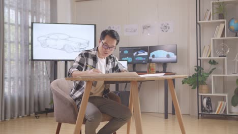 작업 중인 자동차 디자이너