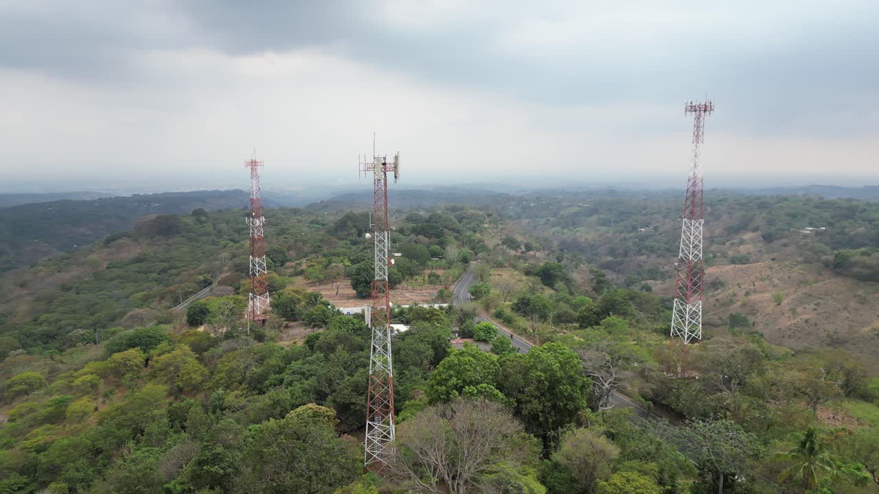 torre de teléfono celular remota en la jungla comunicación de video aérea