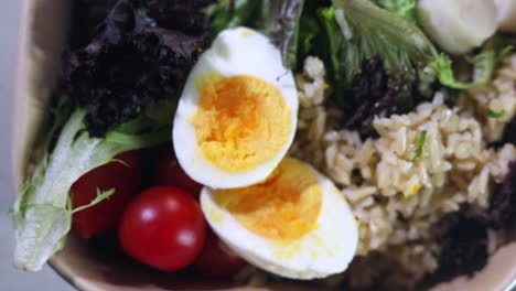 Ensalada-Chilena-Con-Huevos,-Tomate-Cherry,-Lechuga-Y-Atún